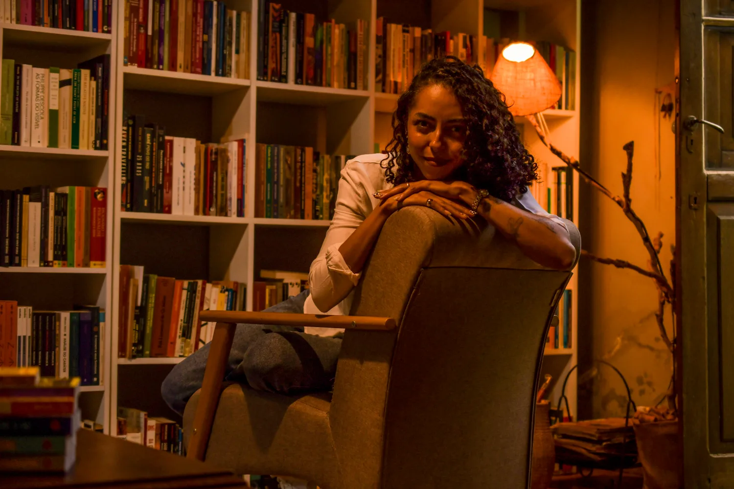 Keila Almeida em um espaço de leitura e reflexão