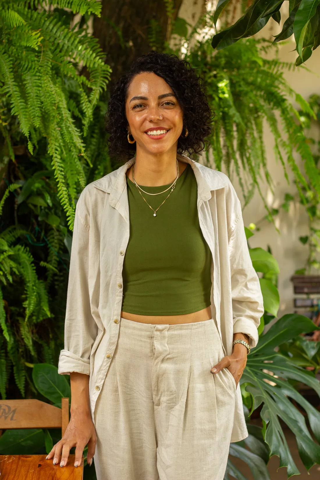 Keila Almeida sorrindo em um jardim